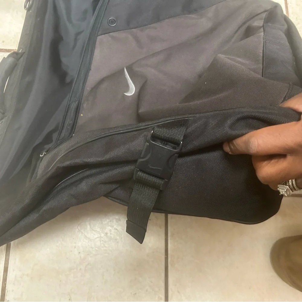 VTG Nike Equipment Garment Luggage Suitcase Black Bag Travel 25